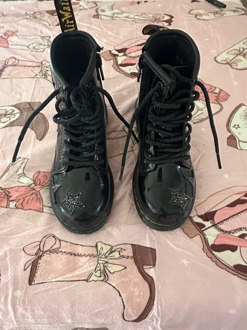 Dr. Martens Kids Black Patent Leather Lace-Up Boots with Star Accent